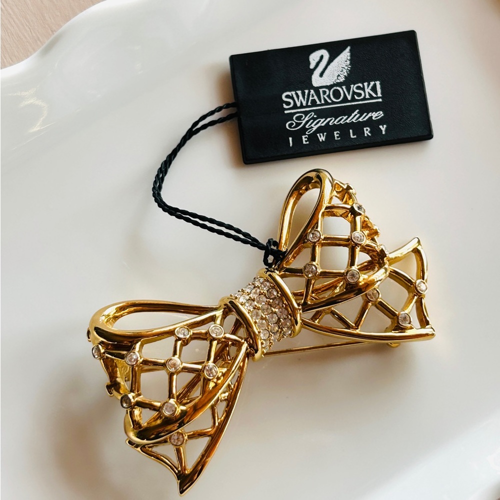 ✨ NWT Swarovski Signature Gold Tone Crystal Bow Brooch2.25”